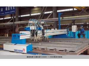 起重機(jī)械生產(chǎn)設(shè)備數(shù)控切割車(chē)間。