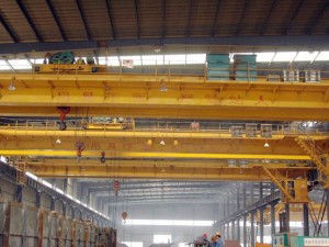 本系列起重機(jī)主要由橋架、大車運(yùn)行機(jī)構(gòu)和裝有電動葫蘆的小車運(yùn)行機(jī)構(gòu)組成，其橋架由半偏軌箱形主梁、端梁和走臺等連接而組成。