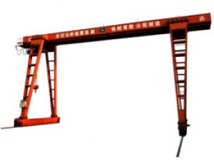 門式起重機主要使用在露天倉庫、料場、鐵路貨站、港口碼頭等。