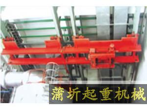 過軌起重機(jī)是兩部分獨(dú)立軌道之間實(shí)現(xiàn)物品轉(zhuǎn)移的一種專用起重機(jī)，典型應(yīng)用于磨煤機(jī)的檢修，立體倉庫物品的轉(zhuǎn)移。